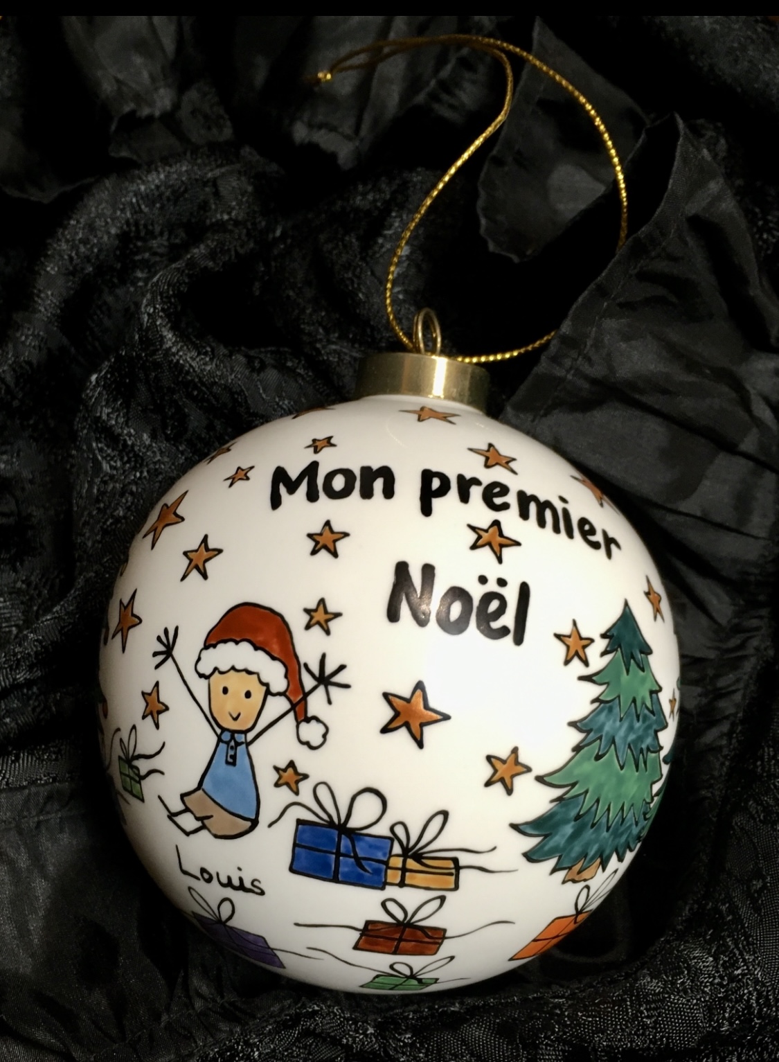 - Cadeau de Noël boule de Noël en porcelaine personnalisée par une famille.